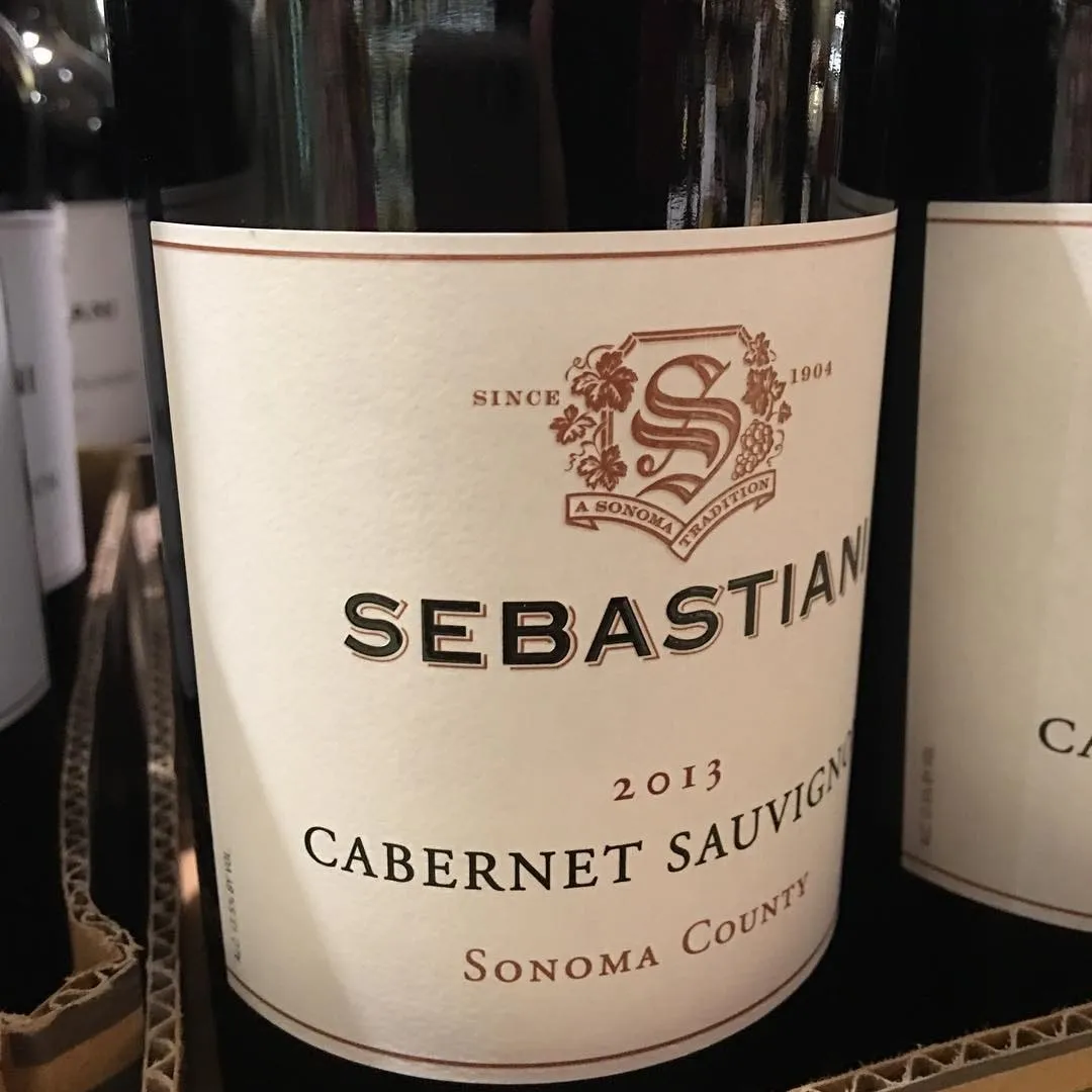 Prim-plan cu eticheta unei sticle de vin Sebastiani Cabernet Sauvignon 2013 din Sonoma County