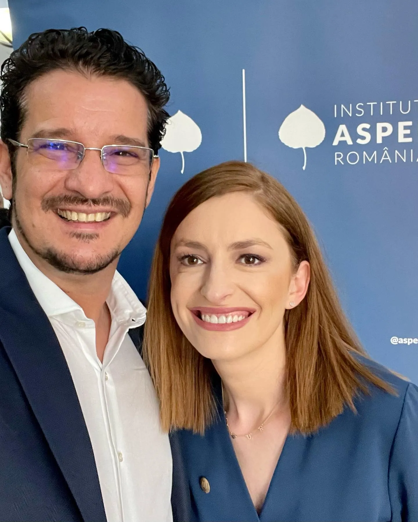 Sebastian Cochinescu își face un selfie cu o femeie la un eveniment Aspen Institute România.