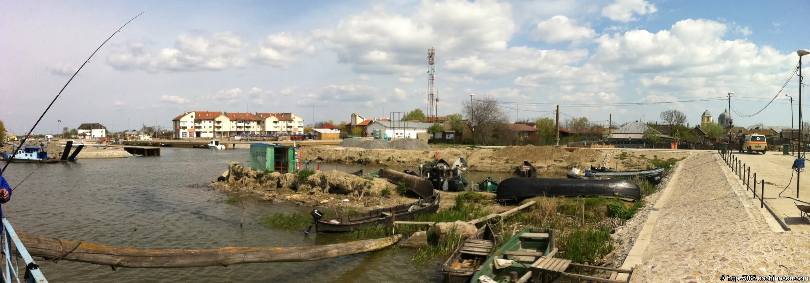 Mai multe barci pescaresti sunt trase la mal intr-un port din Delta Dunarii.