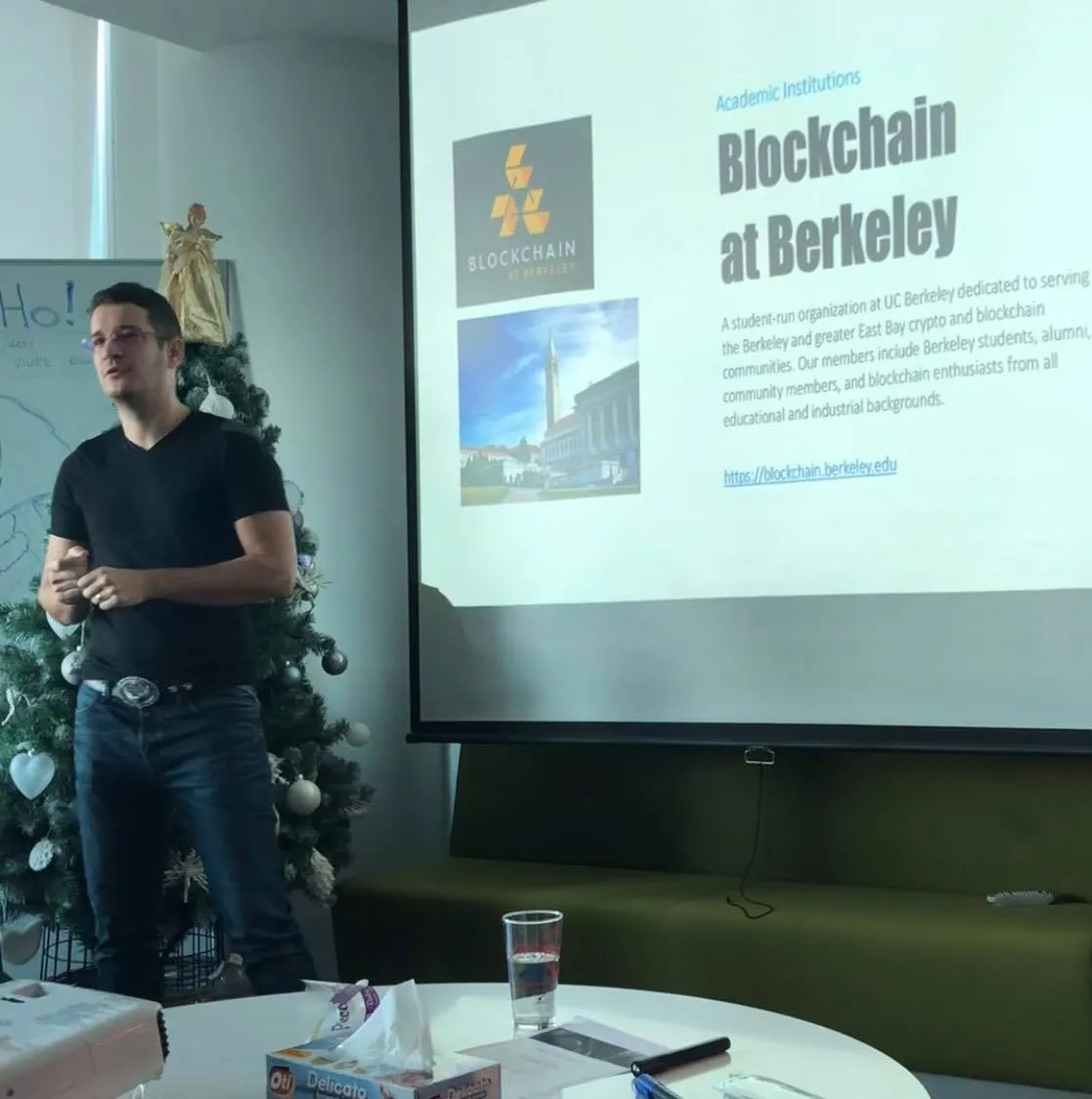 Fotografie de la „Peisajul academic blockchain la mineriada“