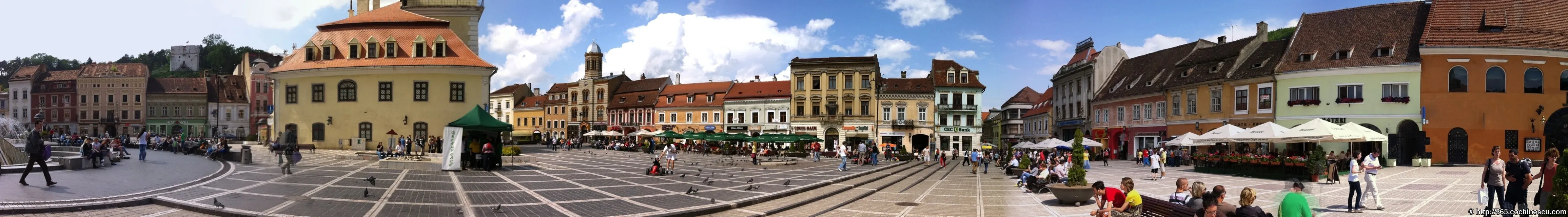 Panorama Pietei Sfatului din Brasov, intr-o zi insorita.