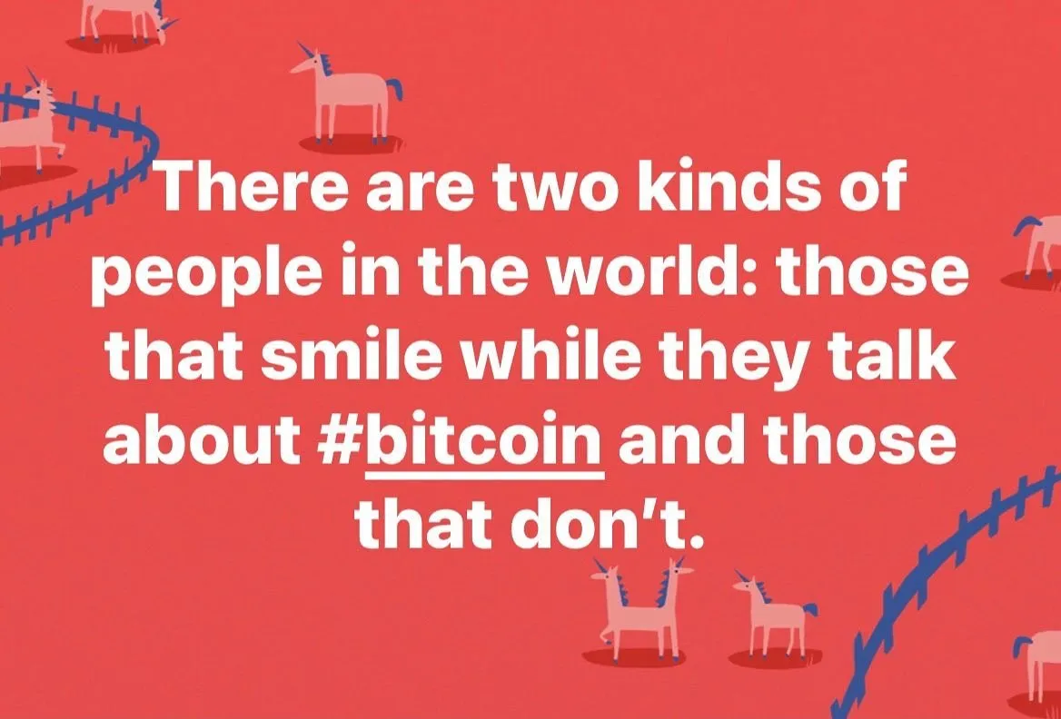 Un desen viu colorat pune în contrast oamenii care zâmbesc când vorbesc despre Bitcoin cu cei care nu zâmbesc.