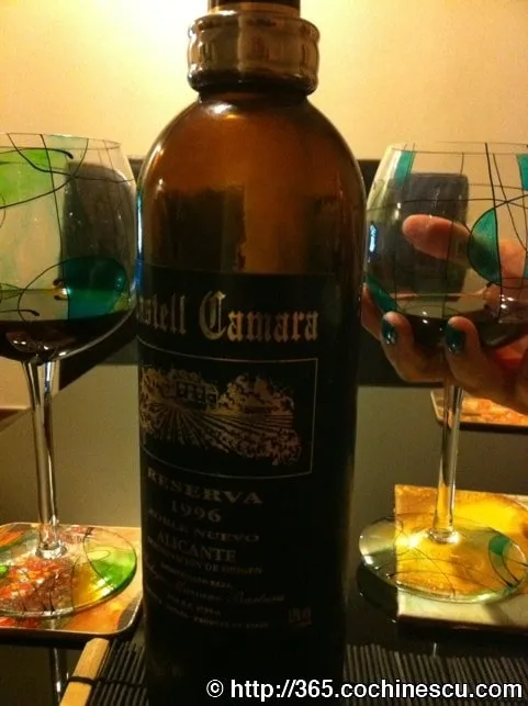 O sticla de vin Catel Camara Reserva 1996 este asezata intre doua pahare.