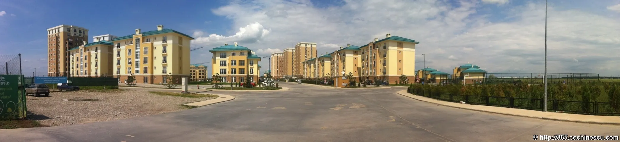 O panoramă surprinde blocurile și străzile complexului rezidențial Cosmopolis.