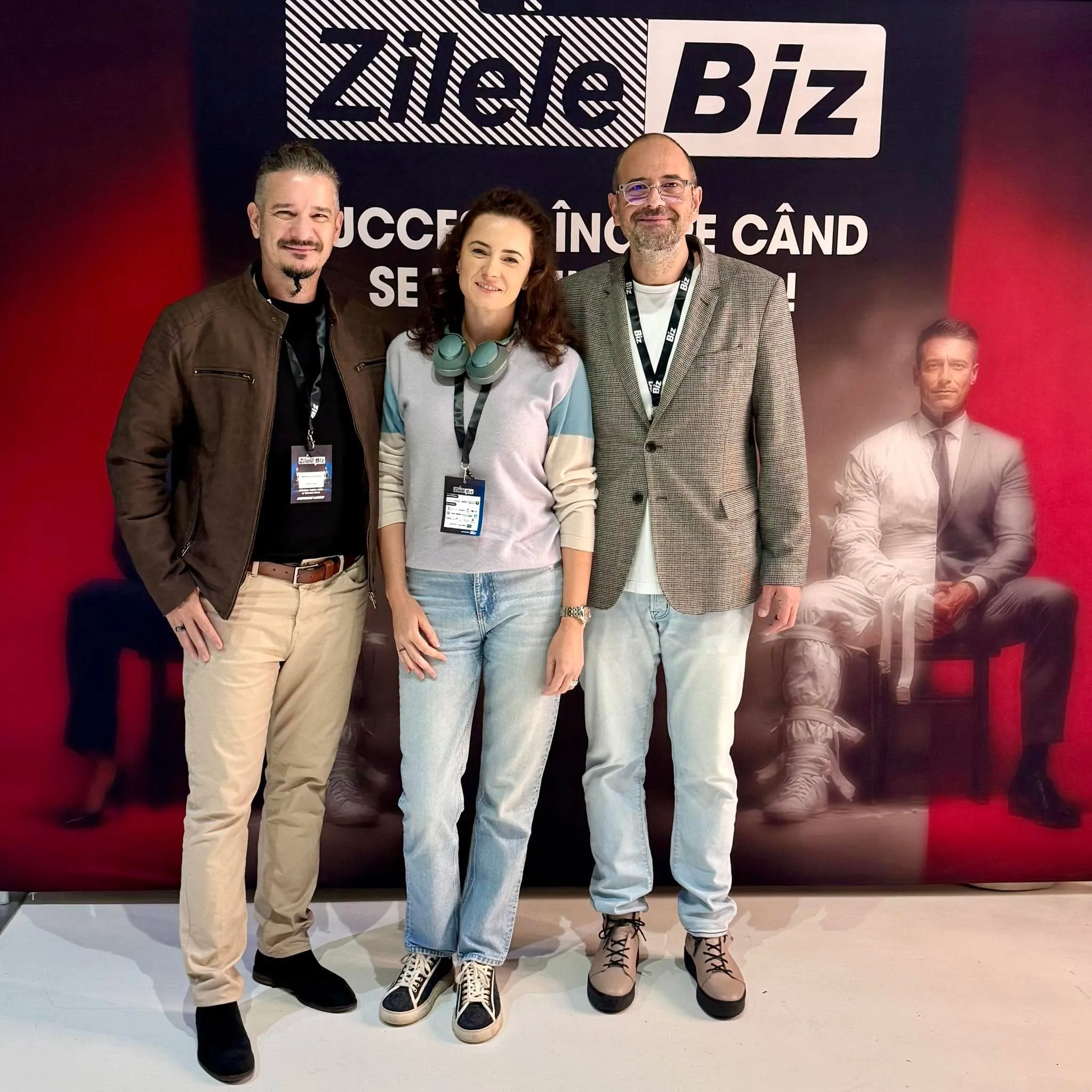 Sebastian Cochinescu poses with Delia and Radu in front of the Zilele Biz event backdrop.