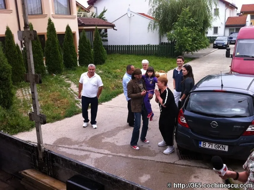 Solistul trupei Hara vorbește cu mai multe persoane adunate lângă scena improvizată.